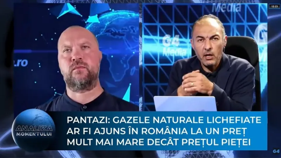 Un bărbat cu barbă și unul cu părul scurt stau în fața unor ecrane albastre afișând hărți și text.
