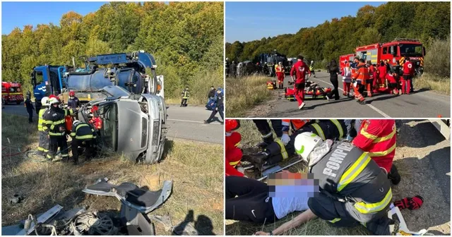 Personal de intervenție în uniforme colorate lucrează lângă un vehicul răsturnat și un camion de pompieri pe o porțiune de drum asfaltat.