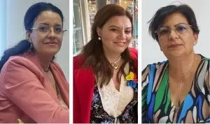 Trei femei sunt prezentate în portrete individuale, purtând o jachetă roz, un sacou roșu peste o bluză albă și o cămașă cu modele colorate.