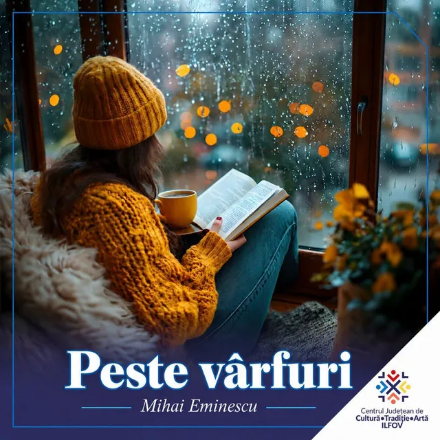 O persoană cu un tricou galben și o pălărie galbenă stă pe un pervaz lângă o fereastră cu picături de apă, citind o carte deschisă.