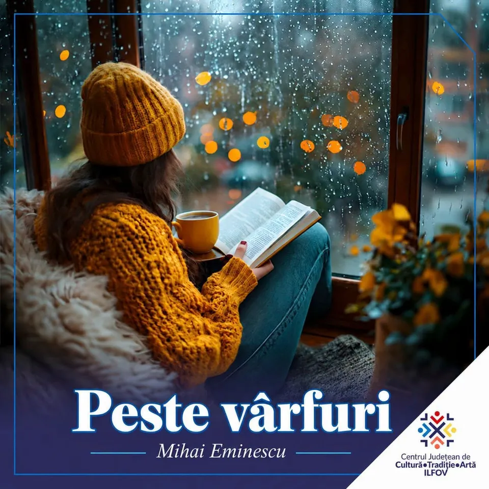 O persoană cu un tricou galben și o pălărie galbenă stă pe un pervaz lângă o fereastră cu picături de apă, citind o carte deschisă.