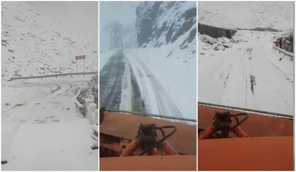 Trei imagini de pe un drum montan acoperit de zăpadă, văzute de pe un vehicul în mișcare.
