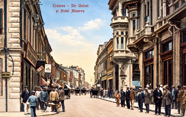 O stradă animată din Craiova cu clădiri istorice, persoane în costumuri tradiționale și moderne, și un hotel vizibil pe parte dreaptă.
