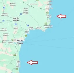 O hartă a unei zone de coastă cu orașe, drumuri și două săgeți roșii care indică direcții spre mare.