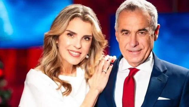 O femeie cu părul blond și o femeie cu părul castaniu zâmbesc, fiind poziționate lângă un bărbat cu părul cărunt și cravată roșie.