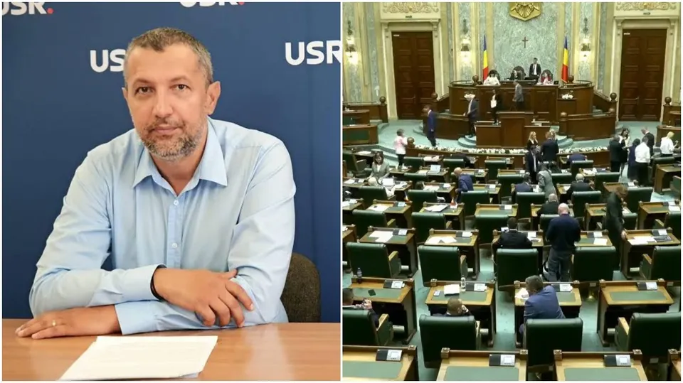 Un bărbat cu cămașă albastră stă la o masă, iar în partea dreaptă se vede o sală de ședințe cu mese și scaune dispuse în rânduri.