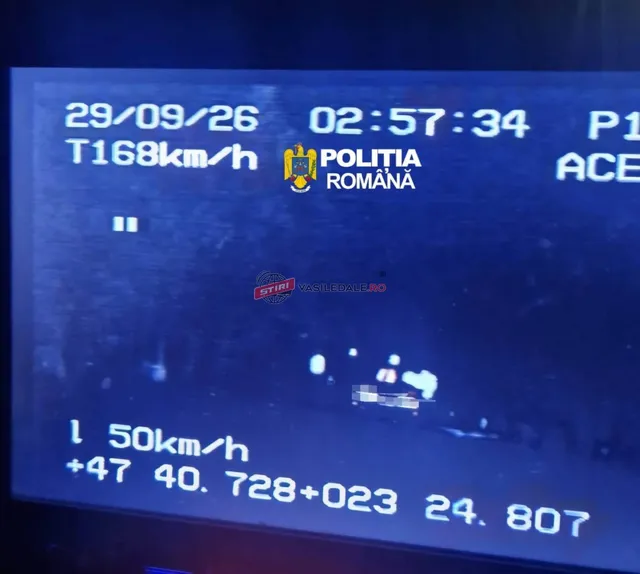 Un ecran digital afișează text alb și galben pe un fundal albastru, incluzând cifre, unități de măsură și un simbol oficial.