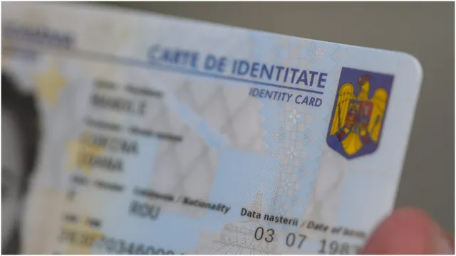 O carte de identitate cu textul CARTE DE IDENTITATE și un scut colorat este ținută de o mână.