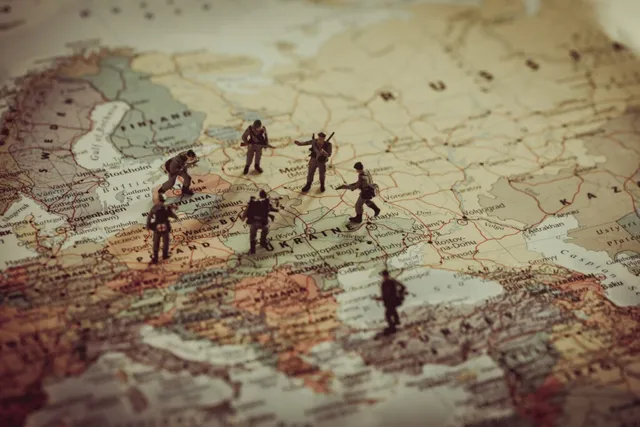 Figurine de soldați mici sunt plasate pe o hartă geografică a Europei.