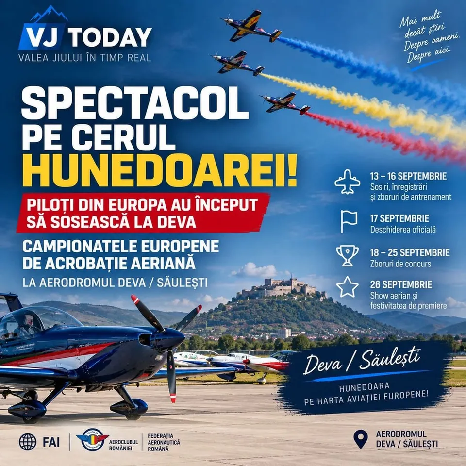 Trei avioane mici zboară pe cer lăsând urme colorate de fum albastru, galben și roșu deasupra unui deal cu o cetate.