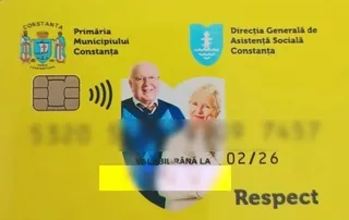 Un card galben prezintă două portrete, un cip, un simbol wireless și textul Primăria Municipiului Constanța și Direcția Generală de Asistență Socială Constanța.