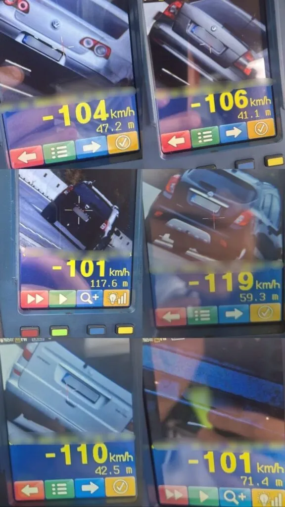 Cinci ecrane digitale afișează imagini cu vehicule și valori numerice de viteză în unități de kilometri pe oră pe fundaluri colorate.