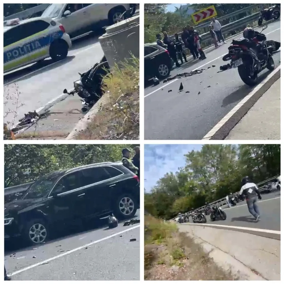 Un vehicul alb de poliție, o mașină neagră și două motociclete sunt pe un drum asfaltat lângă o zonă cu vegetație.
