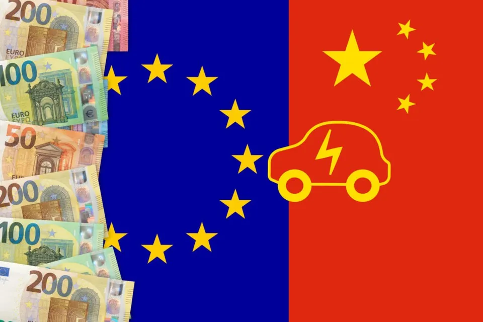 Ilustrație din sursă: drapelele Uniunii Europene și Chinei, bancnote euro și simbolul unui automobil electric.