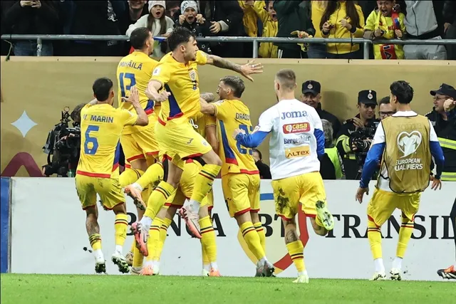 Cei șase jucători de fotbal îmbrăcați în echipamente galbene sărbătoresc pe terenul de fotbal.