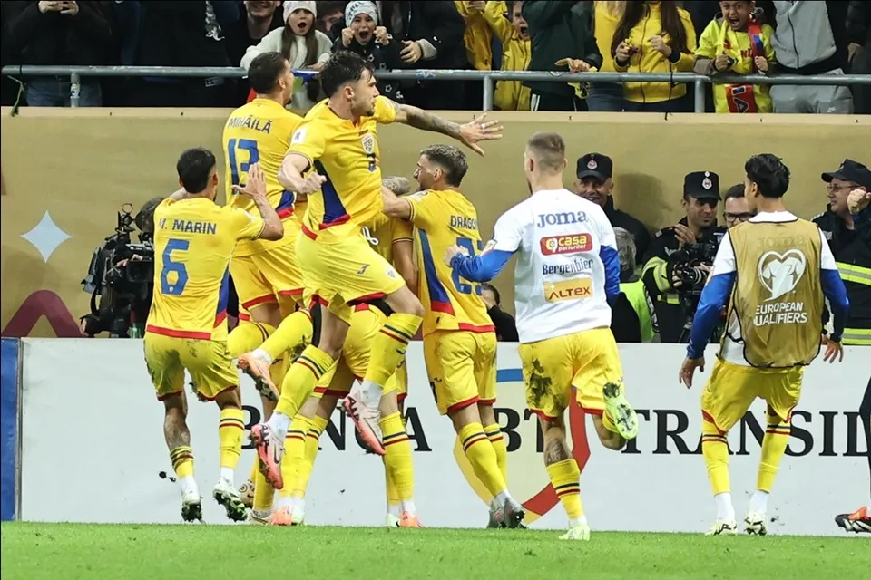 Cei șase jucători de fotbal îmbrăcați în echipamente galbene sărbătoresc pe terenul de fotbal.