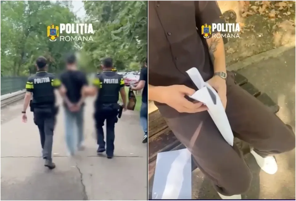 Trei polițiști în uniformă merg pe un drum pietonal lângă un grup de persoane, în timp ce un bărbat stă pe o bancă ținând hârtii albe.