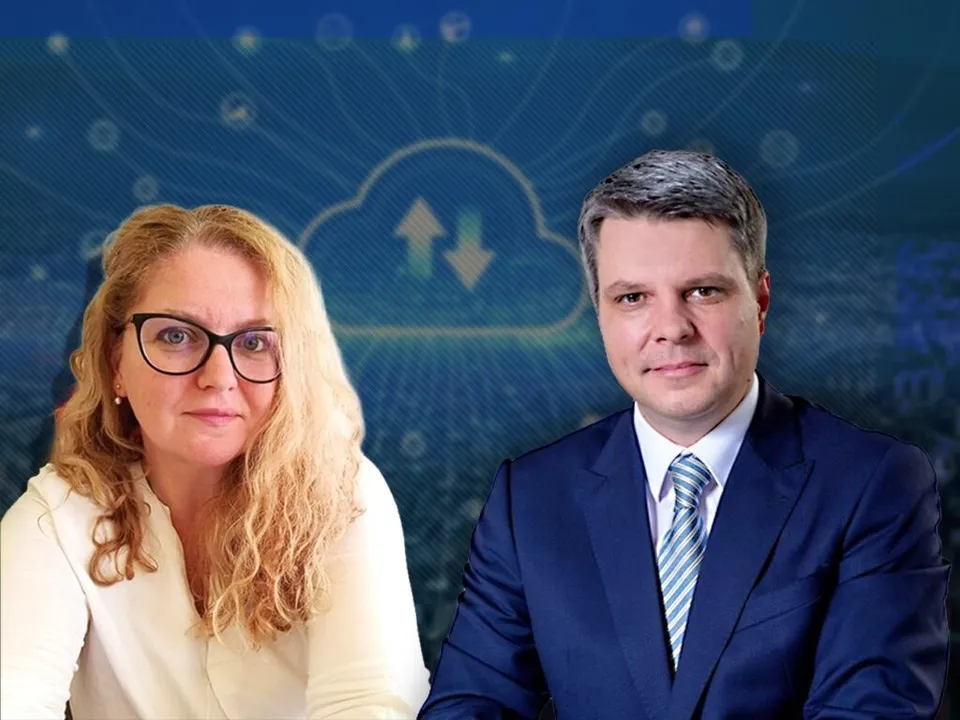 O femeie cu ochelari și un bărbat în costum bleumarin sunt pozați pe un fundal digital cu un nor de cloud și simboluri de rețea.