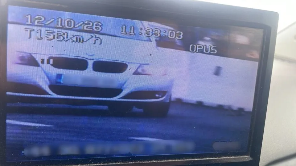 O imagine de pe un ecran de radar afișează o mașină albă și textul T156km/h.
