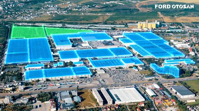 Imagine aeriană a fabricii Ford Otosan din Craiova, cu zonele de acoperișuri și un teren adiacent evidențiate în albastru și verde.
