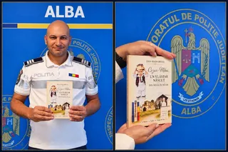 Un bărbat într-un uniformă albă de poliție ține o carte cu o ilustrație pe copiii în fața unei clădiri.