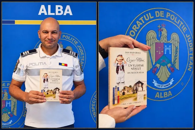 Un bărbat într-un uniformă albă de poliție ține o carte cu o ilustrație pe copiii în fața unei clădiri.