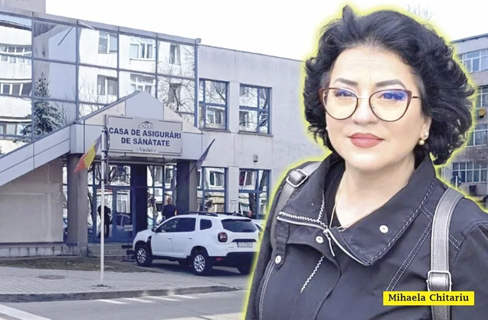 O femeie cu ochelari și părul scurt și creț este suprapusă pe o clădire cu ferestre mari și un autoturism alb parcat în față.