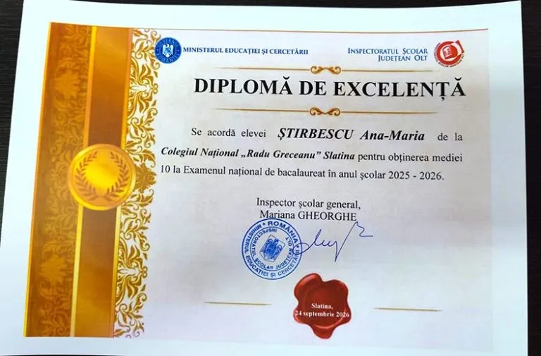 Un document intitulat Diplomă de Excelență este așezat pe o suprafață plană, având sigilii, text imprimat și o bandă decorativă galbenă pe lateral.