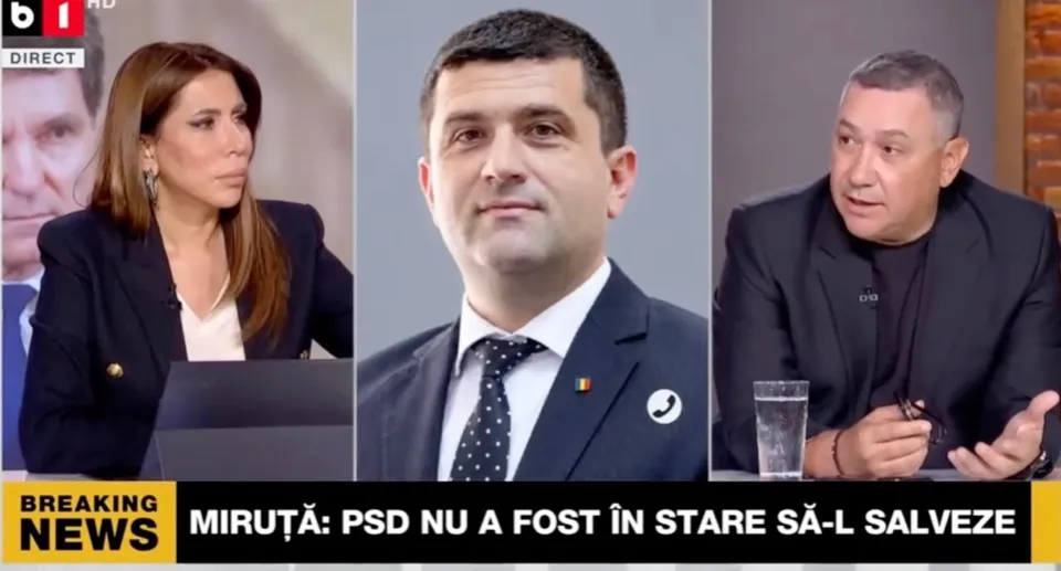 Trei persoane sunt prezentate în cadre individuale într-un studio de televiziune, o femeie în sacou negru și doi bărbați în haine office.