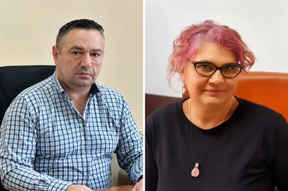 Un bărbat cu cămașă în carouri albastre și un femeie cu părul roz și ochelari sunt prezentați în două cadre separate.