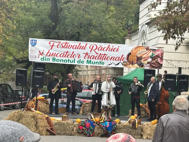 Un grup de muzicieni cântă pe o scenă decorată cu fân, având un banner cu text și imagini de mâncare deasupra lor.