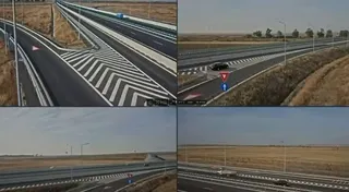 Colaj format din patru capturi de pe camere de supraveghere care înregistrează porțiuni de autostradă cu benzi marcate și vehicule în mișcare.