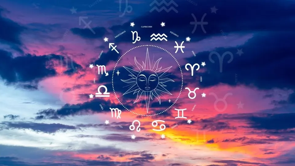 Simbolurile zodiacului sunt dispuse într-un cerc în jurul unei reprezentări a soarelui pe un fundal de cer cu nori colorați la apus.