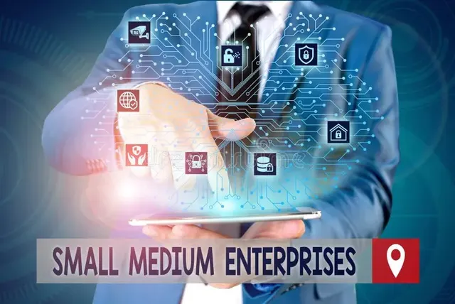Un bărbat într-un costum albastru ține o tabletă și atinge o interfață digitală cu diverse pictograme tehnologice pe un fundal albastru.