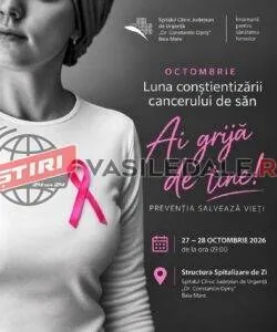 O femeie poartă un tricou alb pe care este atașată o panglică roz, pe un fundal negru cu text scris în alb și roz.
