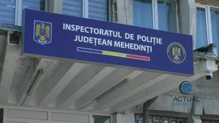Un panou albastru cu textul Inspectoratulul de Poliție Județean Mehedinți este montat pe o clădire sub ferestrele de la etaj.