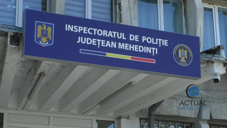 Un panou albastru cu textul Inspectoratulul de Poliție Județean Mehedinți este montat pe o clădire sub ferestrele de la etaj.