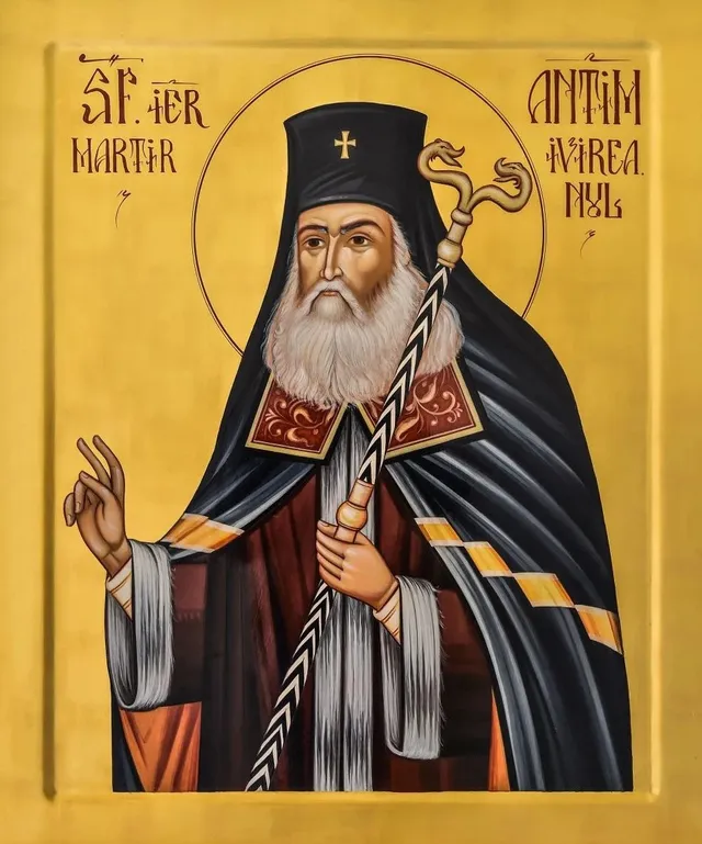 O pictoră ortodoxă ilustrează un ierarh cu barba albă, îmbrăcat în veșminte sacre și ținând un crosier, pe un fundal auriu.