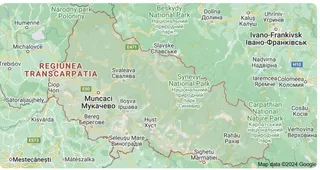 Harta unei regiuni verzi cu denumiri de orașe, parcuri naționale și drumuri marcate pe un fundal de relief montan.