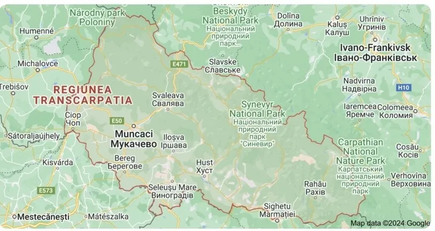 Harta unei regiuni verzi cu denumiri de orașe, parcuri naționale și drumuri marcate pe un fundal de relief montan.