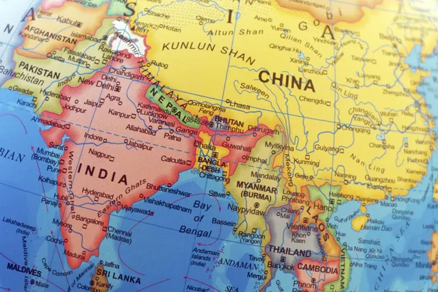 O hartă colorată a Asiei care include India, China, Pakistan și alte țări vecine pe un fundal albastru.