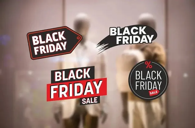 Mai multe etichete grafice cu textul Black Friday sunt suprapuse peste manechinele desfocate dintr-o vitrină de magazin.
