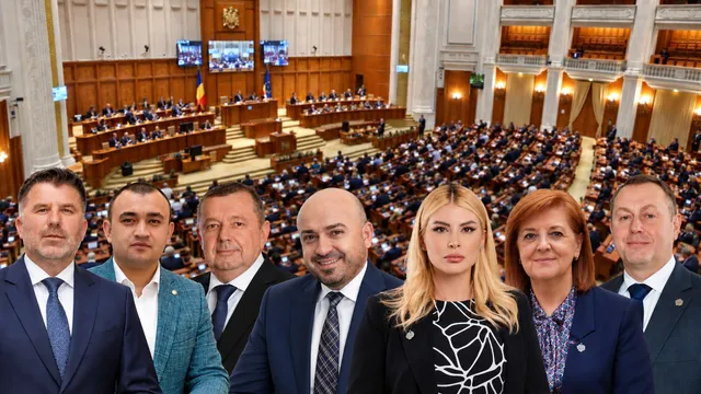 Șase persoane stau în rând și un grup de oameni stau la mese în interiorul unei săli mari cu panouri de lemn și balcoane.