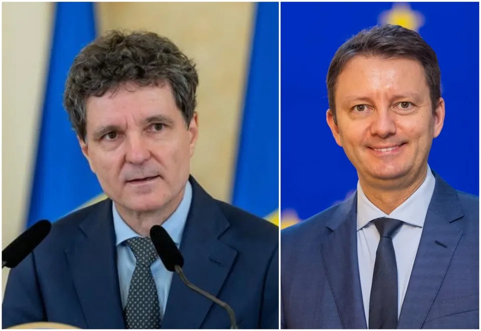 Două portrete de bust ale unor bărbați îmbrăcați în costume și cravate, poziționați unul lângă celălalt în fața unor steaguri albastre.