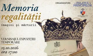Un afiș cu textul „Memoria regalității Imagini și mărturii” și o coroană metalică decorată plasată lângă un document și o fotografie.