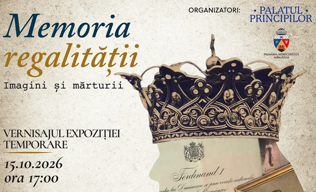 Un afiș cu textul „Memoria regalității Imagini și mărturii” și o coroană metalică decorată plasată lângă un document și o fotografie.