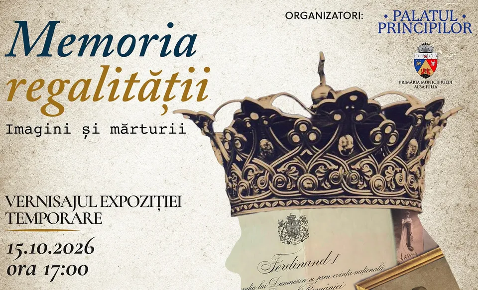 Un afiș cu textul „Memoria regalității Imagini și mărturii” și o coroană metalică decorată plasată lângă un document și o fotografie.