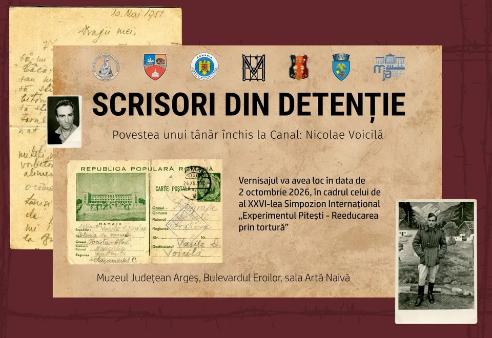 Un afiș cu text, diverse embleme, o fotografie de portret și o fotografie de corp întreg pe un fundal de hârtie veche și scrisori.