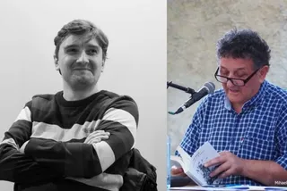 Un bărbat stă cu brațele încrucișate într-o fotografie alb-negru, iar în partea dreaptă un alt bărbat citește dintr-o carte în fața unui microfon.
