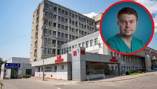 O clădire de spital cu ferestre multiple este în fundal, iar în prim-plan apare un portret circular cu un bărbat purtând haine verzi de medic.
